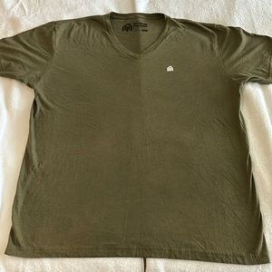Into the AM Men’s basic v-neck tee